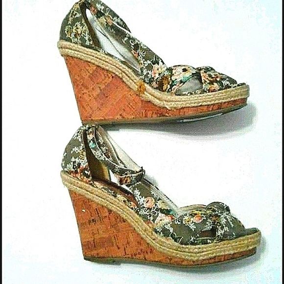 Material Girl Boho Retro Y2K Grayish Floral Beachy Platform Sandals - Picture 4 of 9